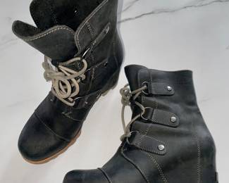 Sorel black suede boots