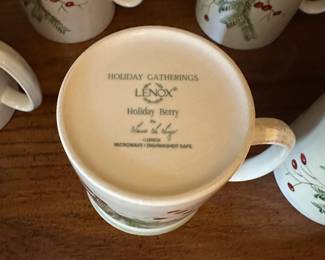 R92 - $25. Set of 5 - Lenox  Holiday Gatherings "Holiday Berry"