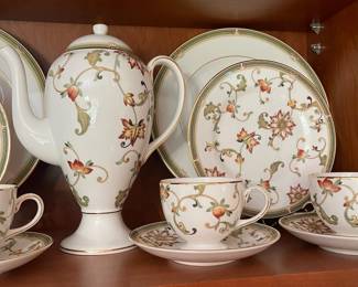 R4 - $315. Wedgwood "Oberon" 31 Piece Set. 