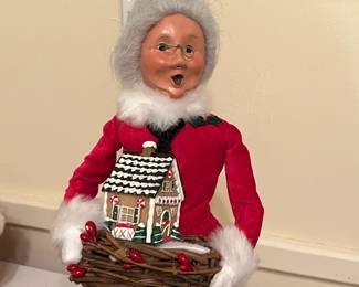 A28 - $65 PAIR. Byers' Choice Carolers Mr & Mrs Claus. 13.5" tall. 