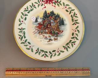 R78 - $12 - 2004 Lenox The Annual Holiday Collector Plate. 10.75" round. 