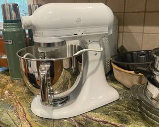 R63 - $100 Kitchen Aid Stand Mixer. Model KSM150-PSWW. Bowl and attachments look brand new. 