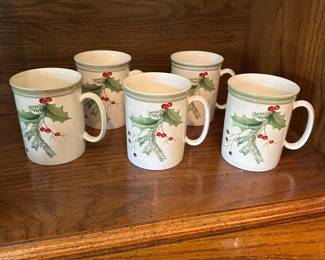 R92 - $25. Set of 5 - Lenox  Holiday Gatherings "Holiday Berry"