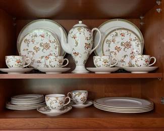 R4 - $315. Wedgwood "Oberon" 31 Piece Set. 