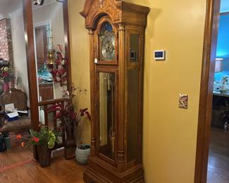 R1 - $650. Sligh Grandfather Clock - Alexandria Model. Excellent Condition. Measures 21" wide x 18" deep x 85" tall. 