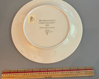 R78 - $12 - 2004 Lenox The Annual Holiday Collector Plate. 10.75" round. 