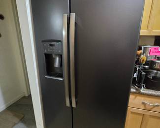 GE side-by-side refrigerator with water/ice in the door!