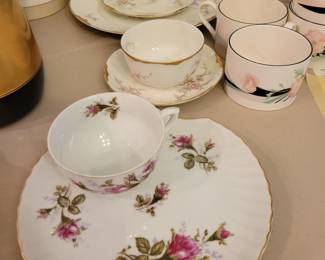 10 piece place setting, 6 rose snack set. Beautiful set of china!