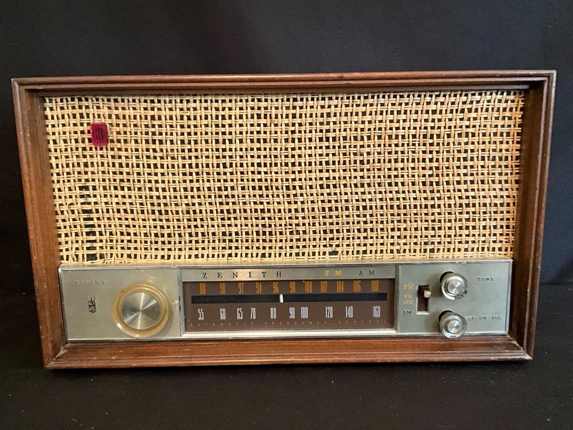 001 Zenith Long Distance Radio