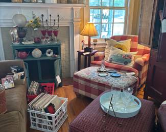 Great easy chair needs some Recovery but a goodbye you’ll like it. Everything in this house is one of a kind.