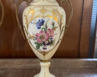 Floral-patterend Urns