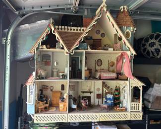 Vintage Doll House - Lots of furniture!