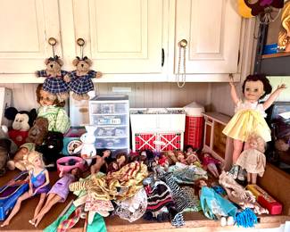 fisher-Price family farm. Play pieces inside. Multiple dolls, a sample of the vintage Barbie clothes. 
