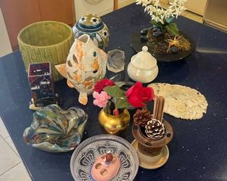 KAS060 Assorted Home Decor - See Photos for What is in This Great Lot!
