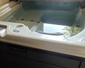 Hot tub, spa… working, clean. Nice.