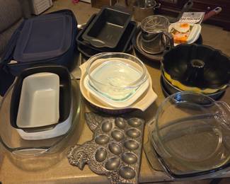 Bakeware (pyrex, corning, bundt pan, cake pan, baking dishes)