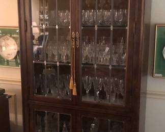 Henredon curio cabinet.  Like new condition!