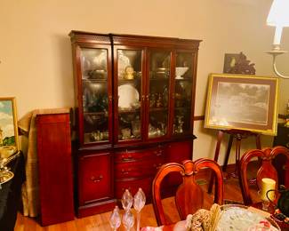Mahogany China cabinet, beautiful dining room set with a chairs and two leaves in a wonderful condition