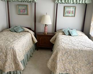 SEMI-CANOPY TWIN BEDS
