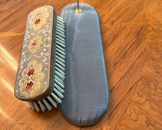 DARLING EMBROIDERED LINT BRUSH