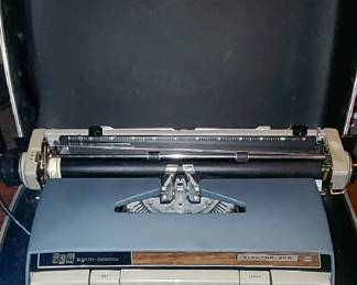 VINTAGE SMITH CORONA WITH CASE - WORKS!
