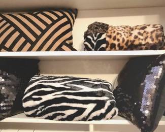 THROW PILLOWS & BLANKETS