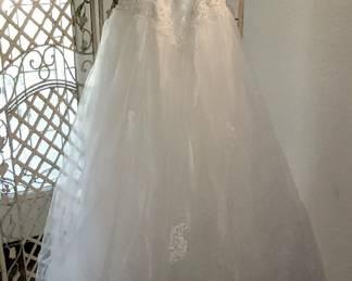 VERY CHIC AND CONTEMPORARY WEDDING GOWN, SZ.6