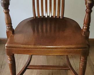 HANDSOME VINTAGE GOOD OL' USA CHAIR