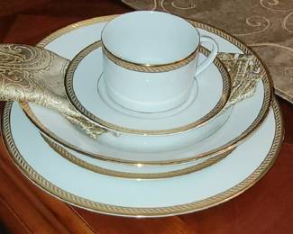 GORHAM "WARWICK GOLD" CHINA, 8 PLACE SETTINGS