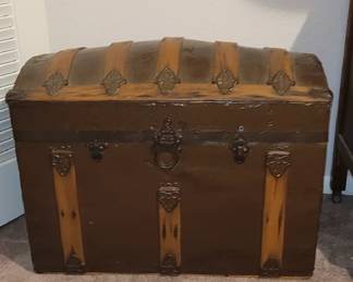ANTIQUE TRUNK, INTERIOIR NICELY RESTORED (SEE NEXT 2 PICS)