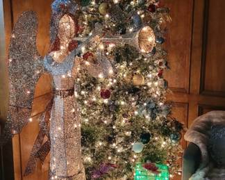 8' TALL PRE-LIT DECORATED CHRISTMAS TREE!