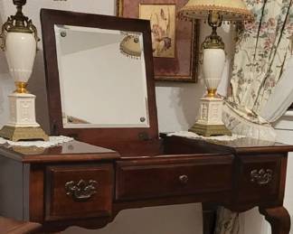 VINTAGE VANITY - USA