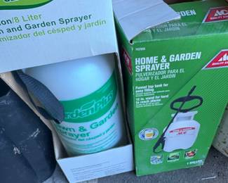 Hand yard sprayers