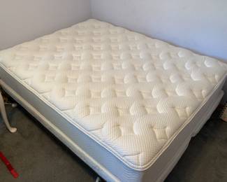 Queen Beautyrest Connoisseur mattress 