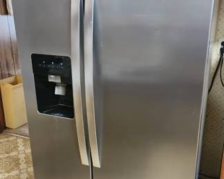 Very clean Whirlpool refrigerator