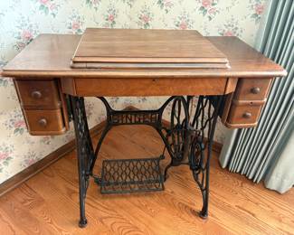 Vintage 4 Drawer Pedal SINGER Sewing Machine