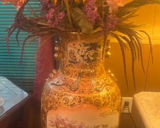 Huge Japanese vase. Gorgeous 🩷💜