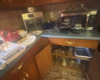 Kaloeix dehydrator, air fryer, oven combination, Hamilton beach 1000 watt microwave, flower vases, glass bowls w lids, etc