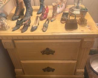 Victorian decor and nightstand (2)