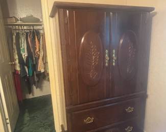 Clothes armoire or entertainment center. Would b great to store quilts in
