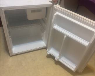 Hamilton beach mini fridge w freezer