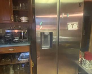 2021 Samsung side by side stainless refrigerator w ice/water in door. Excellent condition.
