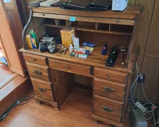Rolled top desk, feathers a flexible cover known as a tambour made of linked wood. Excellent condition