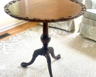 Mahogany Tilt-Top Pie Crust Table