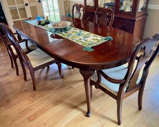 Dining Table with 8 Chairs and 2 Leaves 