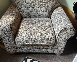 Comfortable leopard print occasional chair (Comfy)