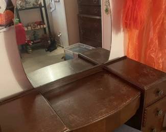 40's dresser w/ mirror