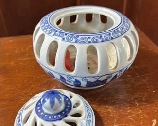 Blue and White Porcelain Ginger Jar with Lid