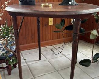 Antique Round Pedestal Table with Tiffany Style Lamp