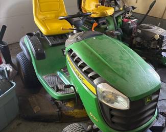 John Deere D130 Riding Lawn Mower